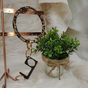 Keychain with door grabber